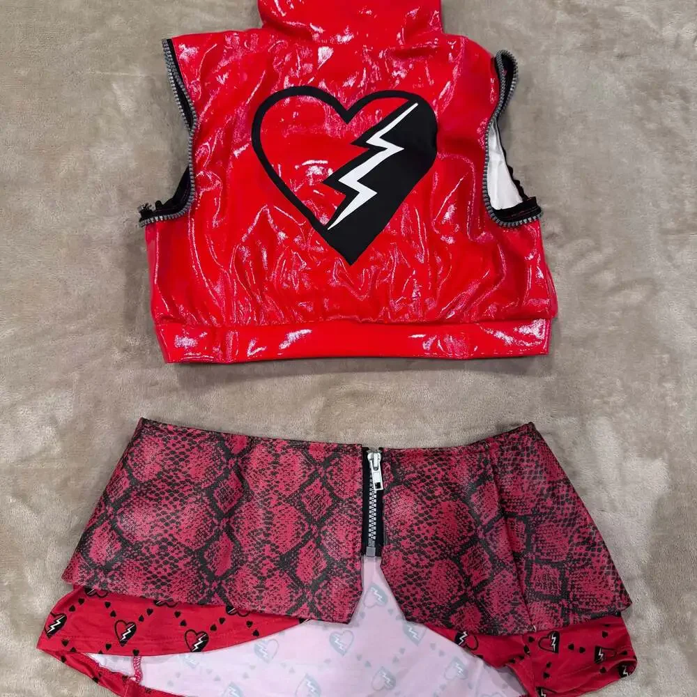 Disney Descendants 4 Deluxe The Rise Of the Red Costume SIZE M 8-10 WIG INCLUDED